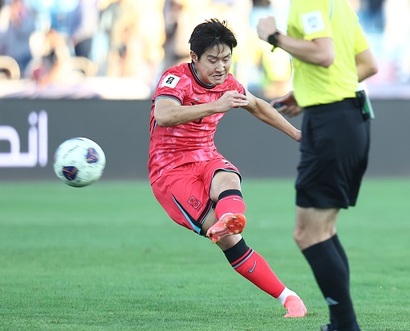 축구선수 이강인이 2024년 10월 요르단 암만국제경기장에서 열린 2026 북중미 월드컵 아시아 3차 예선 3차전에서 프리킥을 차고 있다. 사진=연합뉴스