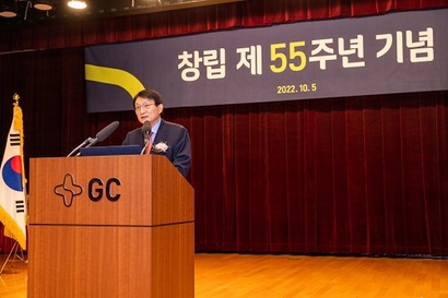 허일섭 녹십자홀딩스 회장이 2022년 10월 창립 제55주년 기념식에서 기념사를 하고 있다. 사진=녹십자 제공