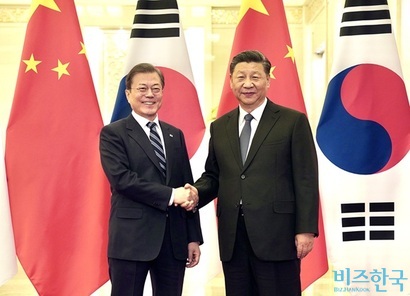 이재명 대통령이 당선되면서 중국에서는 한중 관계를 회복할 수 있을 거란 관측이 나온다. 지난 2019년 문재인 대통령과 시진핑 중국 국가주석이 중국 베이징 인민대회당에서 정상회담 전 악수하는 모습. 사진=청와대 제공