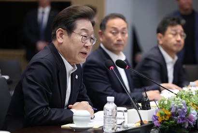 이재명 당시 민주당 대선 후보가 지난 4월 28일 경기 이천시 SK하이닉스에서 열린 ‘K-반도체’ AI메모리반도체 기업 간담회에 참석한 모습. 사진=국회사진취재단