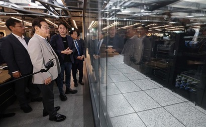 이재명 정부는 ‘AI 3대 강국’ 도약을 전면에 내세우고 AI 중심 성장을 본격화하고 있다. 지난 4월 이재명 당시 민주당 대선 예비후보가 서울 강남구 퓨리오사AI를 찾아 백준호 대표에게 서버에 관한 설명을 듣고 있다. 사진=국회사진취재단