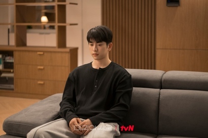 미지의 첫사랑인 이호수. 겉으로 보기엔 멀쩡하게 잘생긴 변호사지만, 교통사고가 남긴 상흔으로 왼쪽 귀의 청력을 비롯해 신체 왼편에 돌이킬 수 없는 결함이 있다. 이로 인해 자신이 어디에도 속하지 못하고 서성이는 경계인이라 느낀다. 사진=tvN 제공