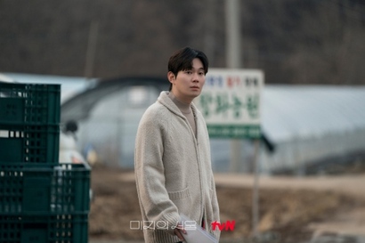 미지인 척 하는 미래와 얽히게 되는 초보 농장주 세진. 유들유들하고 능글맞은 성격으로 어딘가 이상한 사람 같지만, 꽁꽁 감춰둔 그의 속내를 아는 사람은 거의 없다. 사진=tvN 제공
