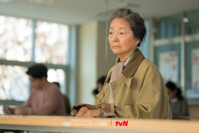 미래인 척 하는 미지가 회사 업무상 접촉하게 된 로사식당의 주인 김로사. 과거 시인이었다고 하고, 수십 년째 모교에 장학금을 기부했다는데, 알고 보니 난독증이라는 등 한 꺼풀 벗길 때마다 새로운 얼굴이 드러난다. 사진=tvN 제공