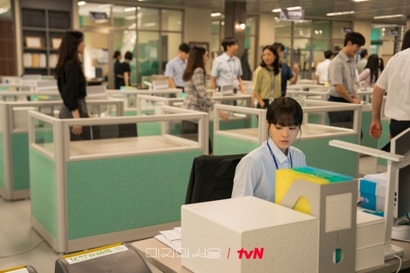 미래와 미지가 서로의 삶을 바꾸게 된 계기는 미래가 당하는 직장 내 괴롭힘 때문. 여전히 직장 내 괴롭힘이 만연한 가운데, 피해자가 느끼는 모욕감과 정신적 고통에 대한 묘사가 섬세해 눈길을 끈다. 사진=tvN 제공