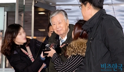 이중근 부영그룹 회장과 부영주택이 약속한 근무와 처우를 보장하지 않았다는 이유로 전직 부영주택 임원으로부터 손해배상 청구 소송을 당해 최근 일부 패소 판결을 받았다. 사진은 이 회장이 2018년 2월 횡령·배임 등 혐의로 영장실질심사를 받기 위해 서울중앙지방법원에 출석하는 모습으로 기사 특정 내용과 관련 없음. 사진=박정훈 기자