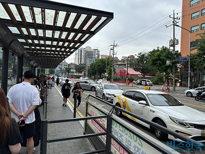 서울역 서편 택시 승강장에서 택시를 기다리는 시민들. 보도 쪽 차선이 사실상 택시 대기 장소가 되면서 택시들로 도로가 꽉 막힌 모습이다. 사진=이동영 인턴기자