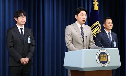 강훈식 대통령비서실장이 15일 서울 용산 대통령실에서 인선 발표를 하고 있다. 왼쪽부터 하정우 AI미래기획수석, 강 비서실장, 김현종 국가안보실 1차장. 사진=연합뉴스