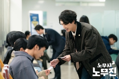 애초 생각도 못했던 노무사의 길에 들어서게 된 노무진. 당연히 일하는 사람들을 위해 힘을 쓰는 선비라는 뜻의 노무사의 마인드는 장착하지 못한 상태였다. 사진=MBC 제공