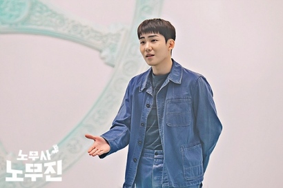 위아래도 청재킷과 청바지를 입어 ‘청청맨’이라 불리는 의문의 보살. 노무진에게 산업 재해로 죽은 원혼들을 성불시키라는 조건을 걸고 목숨을 살려준다. 누가 봐도 전태일 열사를 모티프로 했다. 사진=MBC 제공