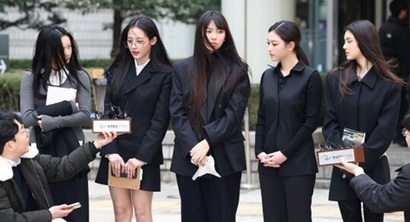 법원이 걸그룹 뉴진스에게 독자 활동을 한 번 할 때마다 소속사 어도어에 1인당 10억 원씩 배상금을 내라고 결정했다. 지난 3월 7일 가처분 심문기일에 법원에 출석한 뉴진스 멤버들(왼쪽부터 하니, 민지, 혜인, 해린, 다니엘). 사진=연합뉴스