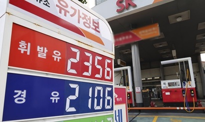 이스라엘과 이란의 군사적 긴장이 고조되며 에너지 수급 우려가 커지고 있는 지난 18일 오전 서울 시내 한 주유소에 유가정보가 표시돼 있다. 사진=박정훈 기자