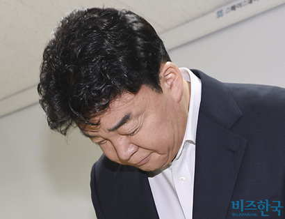 백종원 더본코리아 대표가 3월 28일 오전 서울 서초구 스페이스쉐어 강남역센터에서 열린 더본코리아 정기 주주총회장에서 고개숙여 인사하고 있다. 사진=박정훈 기자