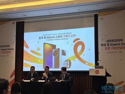 25일 국내 오프라인 매장 오픈 기념 진행된 기자간담회. (왼쪽부터) 조니 우(Jony Wu) 샤오미코리아 사장과 앤드류 리(Andrew Li) 샤오미 국제사업부 동아시아 지역 총괄. 사진=강은경 기자
