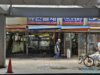 을지로에 있는 건축 자재 업체. 문은 열었지만 작업하는 소리는 들리지 않았다. 사진=이은서 인턴기자