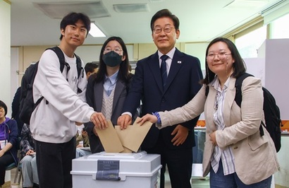제21대 대통령선거 사전투표일에 청년 3명과 함께 투표하는 이재명 당시 대선 후보. 사진=박은숙 기자