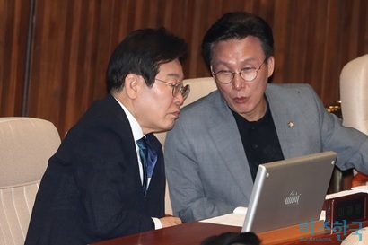 지난해 8월 28일 국회 본회의에서 전세사기피해자 지원 및 주거안정에 관한 특별법 일부개정법률대안이 통과될 당시 이재명 더불어민주당 대표과 김민석 최고위원이 대화를 나누는 모습. 사진=박은숙 기자