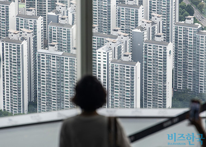 예고 없이 쏟아진 대책에 시장은 충격에 휩싸였다. 2일 서울 송파구 롯데월드타워 전망대 서울스카이에서 바라본 서울 시내 아파트 단지 모습. 사진=최준필 기자