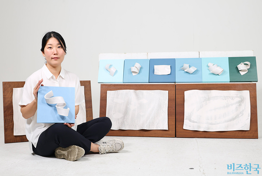 도예를 전공한 성주영 작가는 도자 기법을 응용해 새로운 현대 회화를 만들어냈다. 사진=박정훈 기자