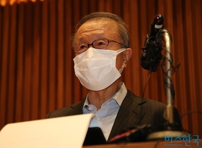 남양유업과 홍원식 전 남양유업 회장(사진)이 각각 손해배상과 퇴직금 채권을 지키겠다며 최근 서로의 부동산 자산을 동결한 것으로 비즈한국 취재 결과 확인됐다. 사진=임준선 기자