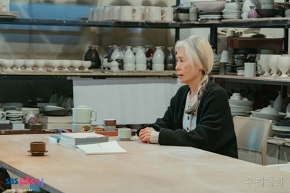 제하가 거부하던 아버지의 영화 ‘하얀사랑’에 숨겨진 비밀이 있음을 알려줬던 배우 김진여. 원작 ‘하얀사랑’의 주연이던 그는 정말 제하의 아버지와 사랑하던 사이였을까? 사진=SBS 제공