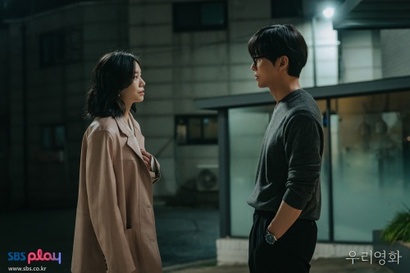 제하의 첫 영화 ‘청소’를 통해 신인에서 톱스타로 거듭난 채서영. 제하는 영화를 찍으며 서영과 어느 정도 감정을 나눴으나 아버지와 같은 길을 걷지 않겠단 생각으로 서영을 밀어냈다. 사진=SBS 제공
