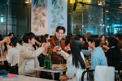 영화는 감독 혼자만의 예술이 아니다. 제작자 부승원(가운데)을 비롯해 배우와 스태프, 투자자 등 수십 수백의 사람들이 얽혀 있는 종합예술이자 산업. 과연 제하와 다음은 이 프로젝트를 성공시킬 것인가 망칠 것인가. 사진=SBS 제공