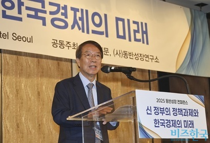 이날 컨퍼런스 현장에서 정운찬 동반성장연구소 이사장이 기조강연을 하고 있다. 사진=박정훈 기자