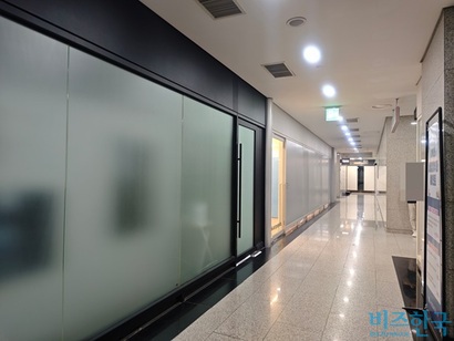 코바나컨텐츠가 소유한 아크로비스타 지하상가 사무실. 사진=전다현 기자