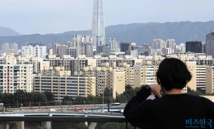 서울 강남구 압구정현대아파트 전경. 7월 8일 현대8차 전용면적 163.67㎡ 4층 매물이 83억 원에 매매되며 한 주간에 최고가를 기록했다.​ 사진=박정훈 기자