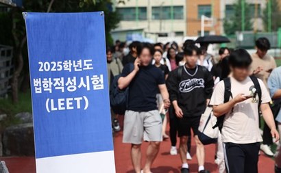 지난해 7월 21일 2025학년도 법학적성시험 고사장이 마련된 서울 중구 한양공업고등학교에서 시험을 마친 수험생들이 교문을 나서고 있다. 지난해에 이어 올해도 법학적성시험 응시자가 1만 9000명을 넘었다. 사진=연합뉴스