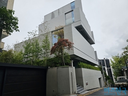CJ그룹 오너4세인 이선호 CJ제일제당 식품성장추진실장(사진)이 최근 서울 강남구 논현동에 있는 빌딩을 170억 원에 매입한 것으로 비즈한국 취재 결과 확인됐다. 사진=차형조 기자