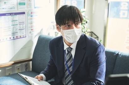 코로나로 모두가 마스크를 쓰던 그때, 우성은 ‘영끌족’이 되어 서울에 84제곱미터의 아파트를 매수한다. ‘서울의 아파트는 역사상 항상 우상향했다’는 믿음을 가졌기에, 장밋빛 미래를 꿈꿨다. 사진=넷플릭스 제공