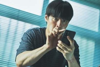 빚을 모두 청산할 기회가 왔다면 당신은 어쩔 것인가. 다만 그건 ‘작전 코인’이고, 거기에 시드머니를 마련할 방법은 전 재산인 아파트를 헐값에 내놓는 수밖에 없다. 우성은 과감하게 베팅을 건다. 사진=넷플릭스 제공