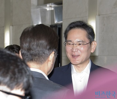 이재용 삼성전자 회장이 지난 3월 이재명 대통령(당시 더불어민주당 대표)을 만나 청년 취업지원 현장 간담회를 마친 후 배웅을 하고 있다. 사진=이종현 기자