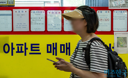 서울 송파구 잠실동의 한 부동산 중개업소 앞에 매물 정보가 붙어 있다. 사진=최준필 기자
