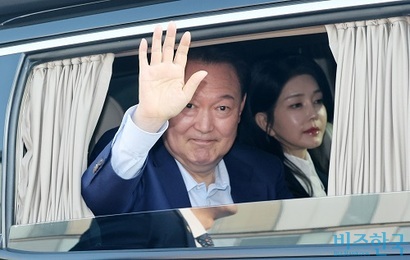 윤석열 전 대통령과 김건희 여사가 헌법재판소 파면 결정 후인 지난 4월 11일 오후 서울시 용산구 한남동 대통령 관저를 떠나고 있다. 사진=사진공동취재단