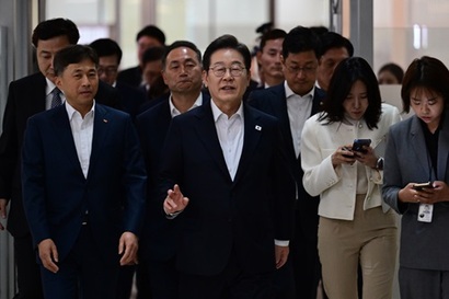 지난 4월 이재명 당시 더불어민주당 대선 후보가 경기도 이천시 SK하이닉스 이천캠퍼스에서 열린 'K-반도체' AI메모리반도체 기업 간담회에 참석한 모습. 사진=국회사진취재단