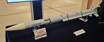 KF-21 전투기의 무장 국산화가 본격화되는 가운데, 단거리 및 장거리 공대공 미사일 개발이 과도하게 보수적인 설계와 수입 무기의 단순 복제로 진행되고 있어 우려를 낳고 있다. LRAAM 장거리 공대공 미사일. 사진=김민석 제공