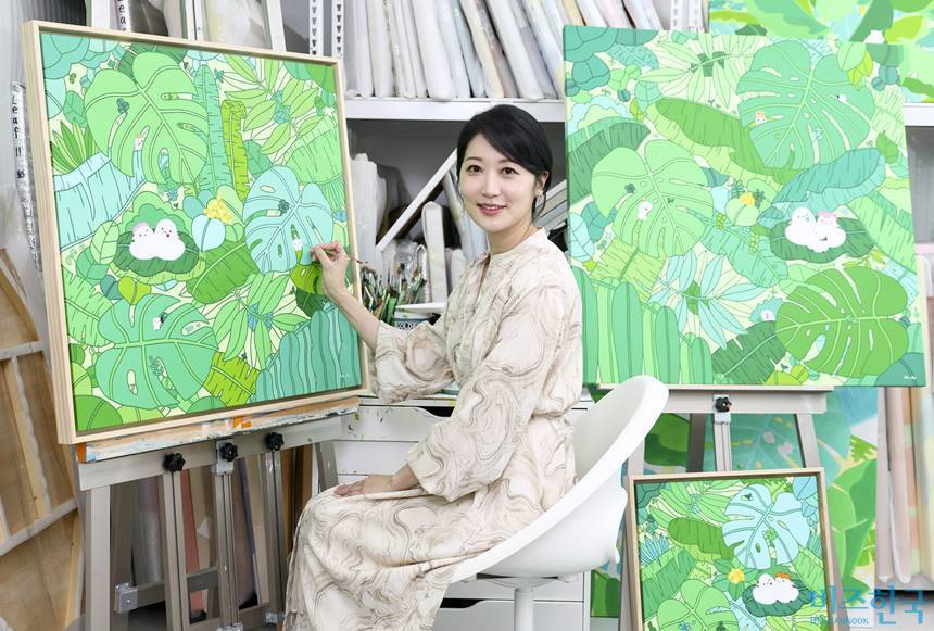 한아름 작가는 디자인적 방법과 회화 기법이라는 상반된 요소를 조합해 주목도가 높은 화면을 연출해 아름다우면서 묵직한 메시지도 함께 보여준다. 사진=박정훈 기자