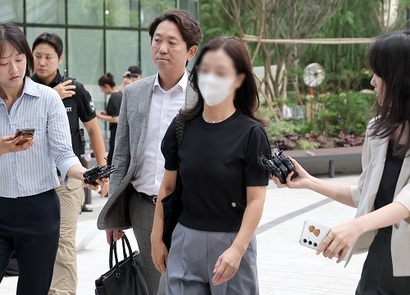 김예성 씨 아내 정 아무개 씨가 7월 23일 특검 사무실에 출석하고 있다. 사진=연합뉴스