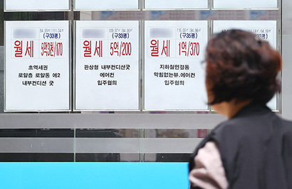 월세 투자는 전세 투자 대비 안정적인 현금흐름을 제공하지만, 고유한 리스크도 존재한다. 서울 시내 한 부동산 전월세 관련 안내문. 사진=연합뉴스