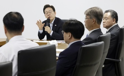 이재명 대통령이 25일 경기 시흥시 SPC 삼립 시흥 공장에서 열린 산업재해 근절 현장 노사간담회에서 허영인 SPC그룹 회장 등 회사 임원들에게 근로자 노동 환경 등에 대해 질문하고 있다. 사진=대통령실통신사진기자단
