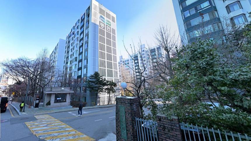 7월 넷째 주 서울 아파트 매매가 최고를 기록한 서울 강남구 논현동 동현아파트 전경. 사진=네이버지도 캡처