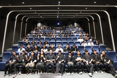 플러스엑스는 창립 15주년 세미나에서 디자인 실무에서의 AI 활용에 대한 통찰을 공유하며, AI 활용 한계를 극복하는 올바른 접근 방식을 설명했다. 이날 세미나에 참석한 디자인·기획·개발 실무자들이 본사 소극장에서 기념 촬영을 하고 있다. 사진=플러스엑스 제공