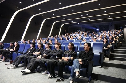플러스엑스는 창립 15주년 세미나에서 디자인 실무에서의 AI 활용에 대한 통찰을 공유하며, AI 활용 한계를 극복하는 올바른 접근 방식을 설명했다. 본사 소극장에서 열린 세미나에 국내 주요 기업 디자인·기획·개발 실무자들이 초대됐다. 사진=플러스엑스 제공