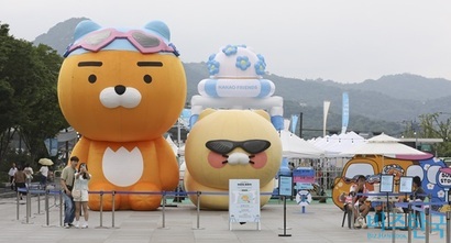 카카오가 상표권 확보에 적극적으로 나서고 있다. 지난해 광화문 광장에 놓인 카카오프렌즈 캐릭터. 사진=박정훈 기자