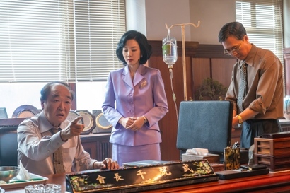 대학을 세울 명분으로 박물관을 만들려는 천 회장과 천 회장의 신임을 한 몸에 받고 있는 젊은 아내 정숙이 신안 앞바다 보물찾기의 자금줄이다. 사진=월트디즈니컴퍼니코리아 제공