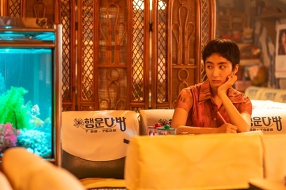 행운다방 레지로 등장하는 박선자 역의 김민은 ‘파인’이 데뷔작임에도 불구하고 인상에 남는 마스크와 자연스러운 연기로 존재감을 확고히 했다. 사진=월트디즈니컴퍼니코리아 제공