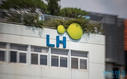 한국토지주택공사(LH)가 경기 평택시에 주한미군기지를 조성하면서 발생한 취득세를 물러달라며 평택시를 상대로 낸 소송에서 최근 패소 판결을 받은 것으로 비즈한국 취재 결과 확인됐다. 사진은 LH 서울지역본부 전경. 사진=최준필 기자
